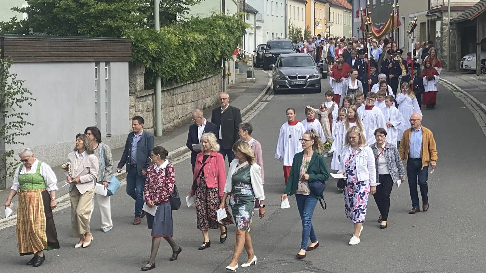Unter großer Beteiligung wurde die Monstranz durch die Straßen von Tännesberg getragen. (Bild: JJosef Glas)