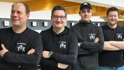 Die Meistermannschaft Luftpistole 1 mit (von links nach rechts) Josef Thoenissen, Robert Petrik, Erik Dobler und Mannschaftsführer Jürgen Hecht (Bild: Georg Hoffmann)