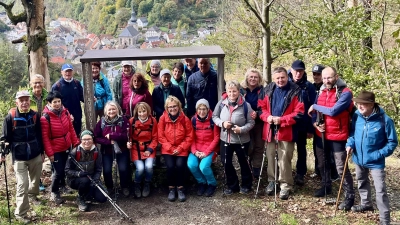 Schöne Ausblicke auf das malerische Bad Berneck boten sich den Pistenschwingern bei ihrer Herbstwanderung über den Thiesenring. (Bild: Gerald Morgenstern)