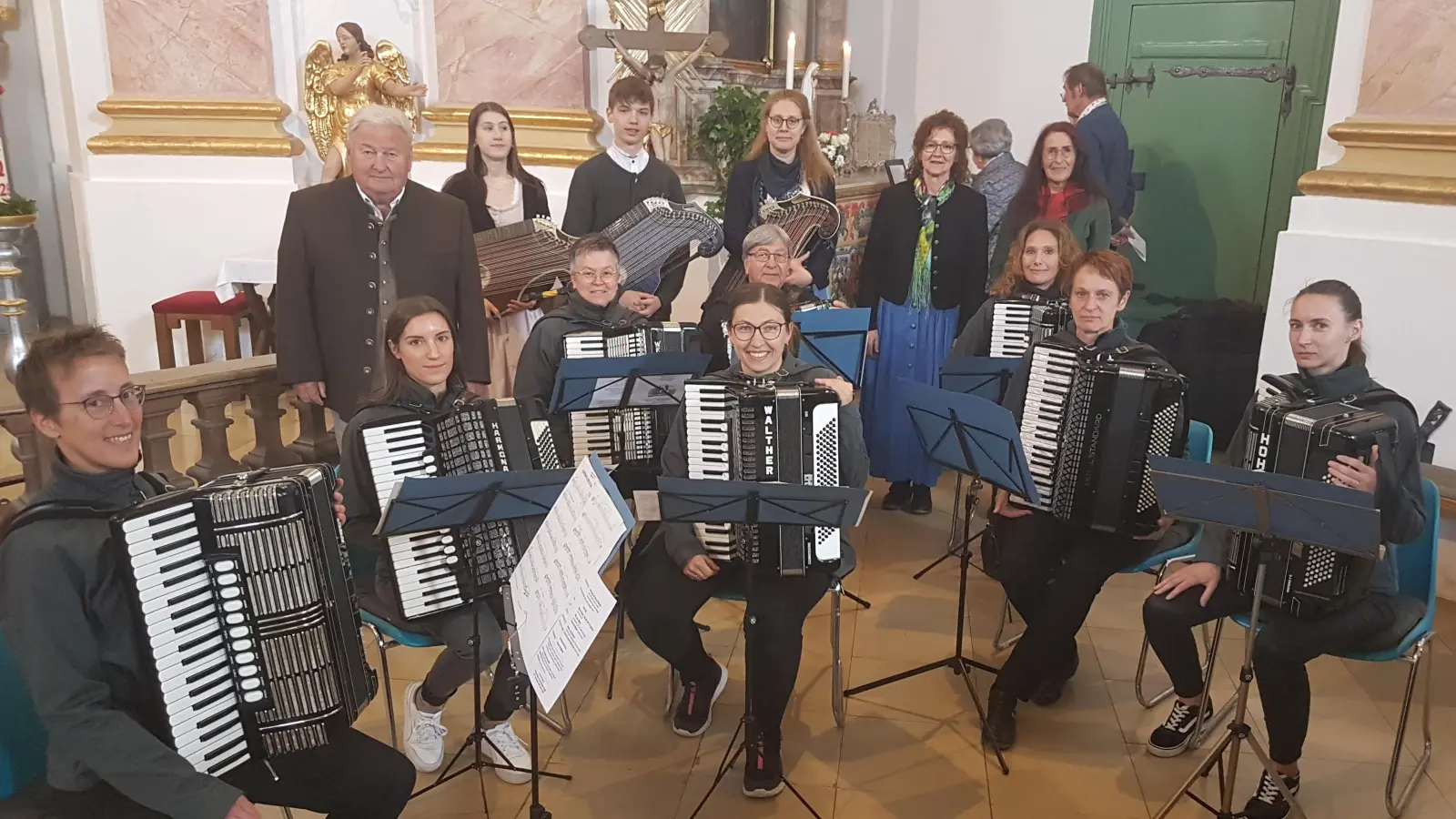 Das Foto zeigt die Mitwirkenden nach dem Ende des Singens. (Bild: Monika Kunz)