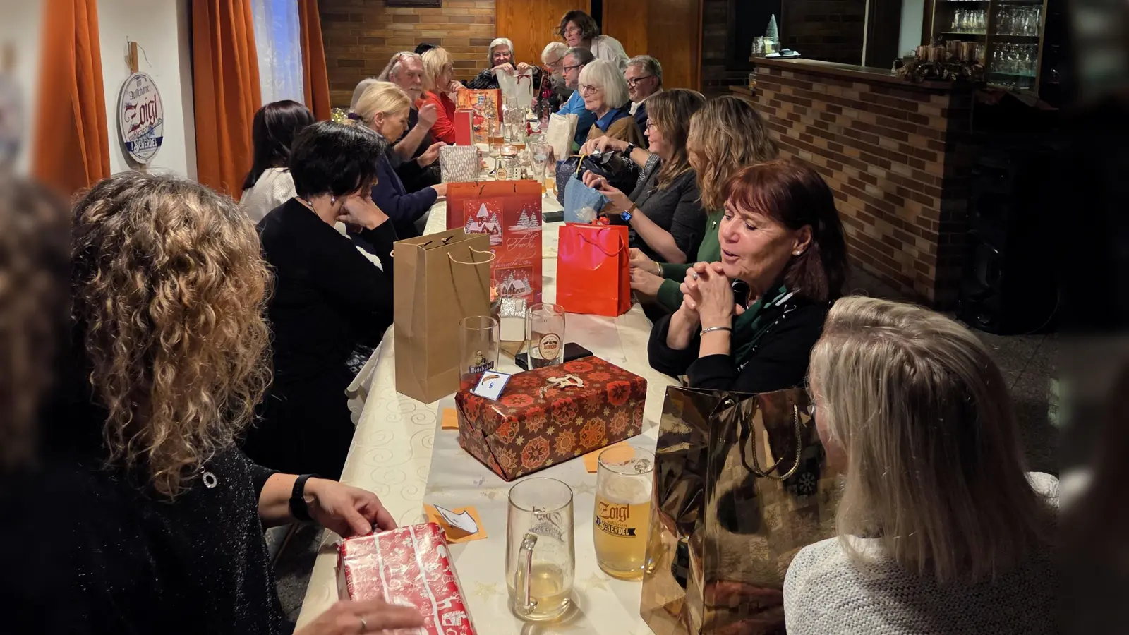 Nach dem offiziellen Teil und dem leckeren Gans-Essen wurde gewichtelt. und die Mitlieder des Kunstvereins Tirschenreuth freuten sich über lustige, nette und schöne Überraschungsgeschenke.  (Bild: Ulla Britta Baumer)