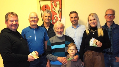 750 Euro für den guten Zweck: Die Verantwortlichen des Vorbacher Silvesterlaufs unterstützten mit dem Erlös aus freiwilligen Spenden drei soziale Einrichtungen und Initiativen mit jeweils 250 Euro. Bei der Spendenübergabe im Gemeindezentrum waren dabei (von links): Bürgermeister Alexander Goller, Robert Biersack, Eduard Stopfer, Hans Karl, Ludwig Lautner (vorne), FWG-Vorsitzender Sebastian Pittner, Helena Lautner und Alois Hofmann. (Bild: Michael Wiesnet)