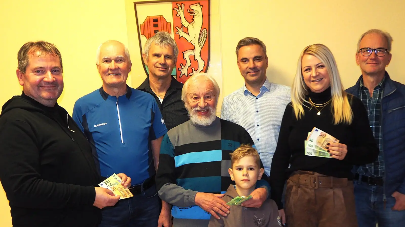 750 Euro für den guten Zweck: Die Verantwortlichen des Vorbacher Silvesterlaufs unterstützten mit dem Erlös aus freiwilligen Spenden drei soziale Einrichtungen und Initiativen mit jeweils 250 Euro. Bei der Spendenübergabe im Gemeindezentrum waren dabei (von links): Bürgermeister Alexander Goller, Robert Biersack, Eduard Stopfer, Hans Karl, Ludwig Lautner (vorne), FWG-Vorsitzender Sebastian Pittner, Helena Lautner und Alois Hofmann. (Bild: Michael Wiesnet)
