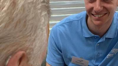 Florian Weidinger führt Gedächtnistest durch  (Symbolbild: Ilona Hörath)