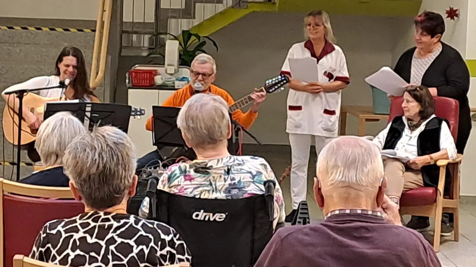 Frau Stingl und Herr Plommer mit Gitarre, Frau Monika Grötsch von Leben Plus. (Bild: Kathrin Dietz)
