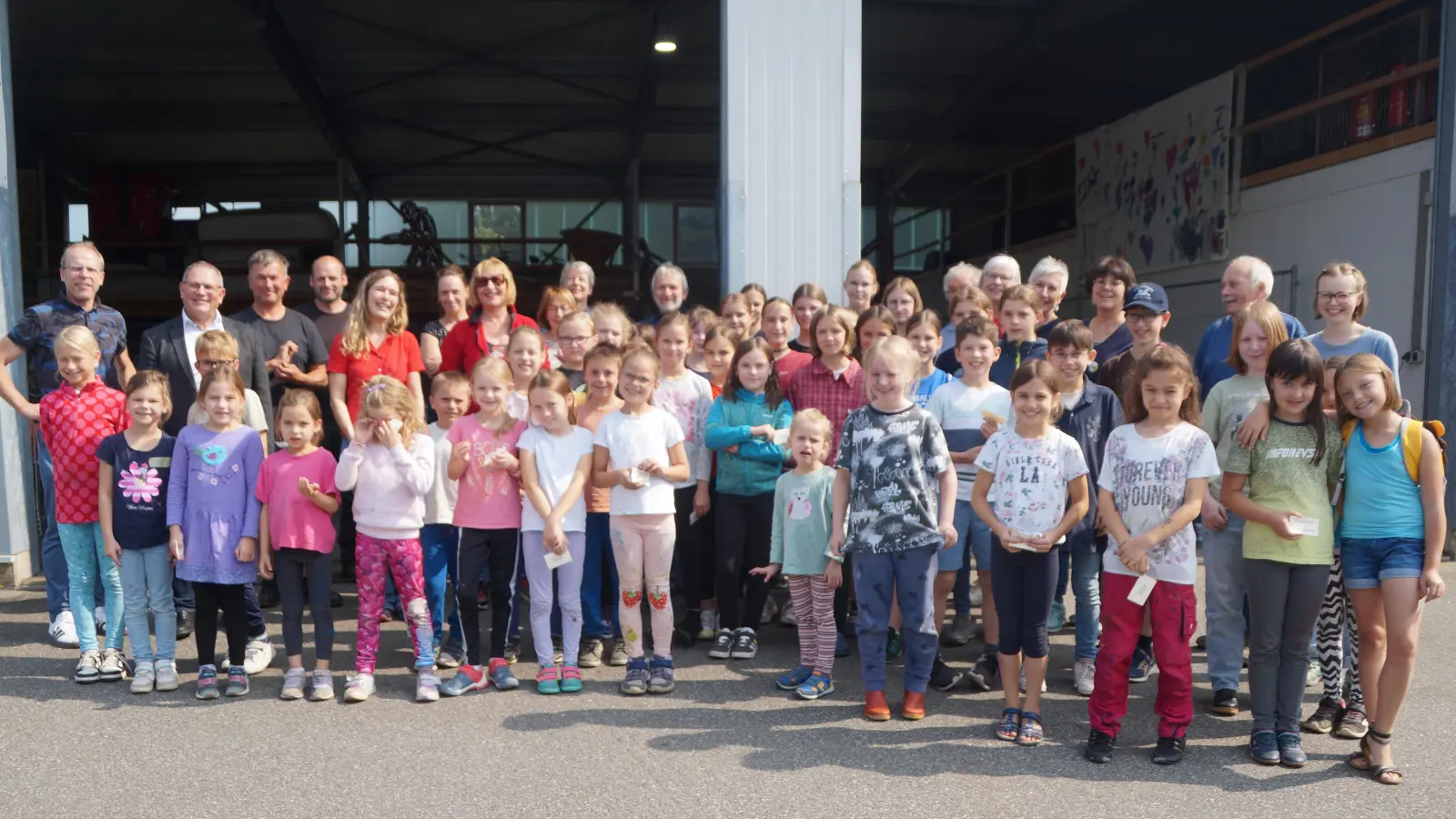 Über 100 Kinder beteiligten sich an drei Tagen wieder an der Malaktion mit Künstlerin Kathrin Gierlach (fünfte von links), die von den Freunden der Kunst jedes Jahr im Ferienprogramm angeboten wird (Bild: Elfriede Weiß)