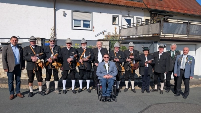 v.l. 2. Bürgermeister Günter Koller, 6 v. l. Herbert Bauer, davor Oberschützenmeister Jürgen Weiß, 2 u. 3 v. r. Dietmar Beyer SG Neukirchen. (Bild: Joachim Jäger)