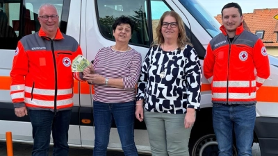 Fröhliche Gesichter bei der Spendenübergabe: v.l. stellv. Bereitschaftsleiter Jörg Müller, Rosi Schleicher und Eva Hoffmann vom Frauenbund Kastl und HvO-Leiter Daniel Müller. (Bild: Eva Hoffmann)