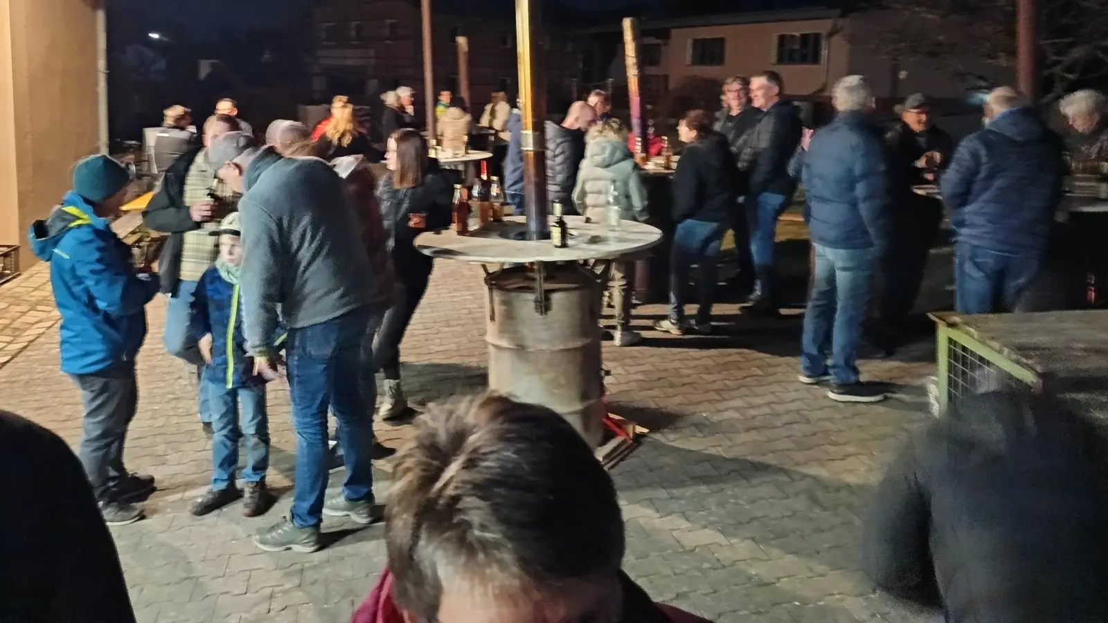 Beim Reden kommen die Leute zusammen ...  (Bild: Lothar Löw)