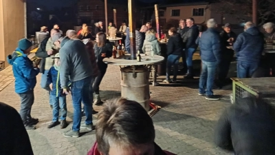 Beim Reden kommen die Leute zusammen ...  (Bild: Lothar Löw)