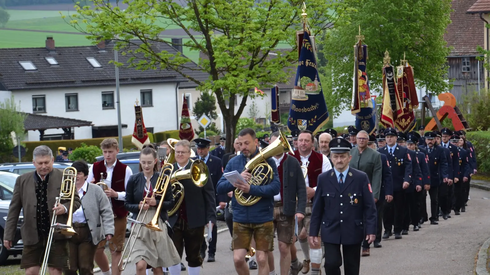 Beim Florianstag 2025 in Tröbes waren neun Feuerwehren des Marktes Moosbach sowie erstmals die Feuerwehr Eslarn vertreten. Pfarrer Udo Klösel hielt den Festgottesdienst. Nach dem Gottesdienst zogen die Floriansjünger von der Dorfkirche zum Feuerwehrhaus Tröbes um einen gemütlichen Frühschoppen mit Weißwurstessen zu feiern.  (Bild: Peter Garreiss)