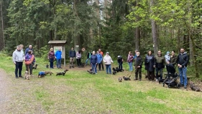 Zwei- und Vierbeiner vor dem Eingang zum Walderlebnispfad. (Bild: Kornelia Heinl)