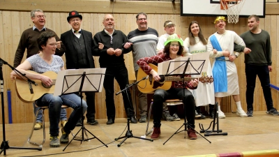Mit Gstanzl nahmen Elisabeth Kiener (links) und Monika Gillitzer wichtige Personen des Dorfgeschehens aus Korn. (Bild: Josef Böhm)