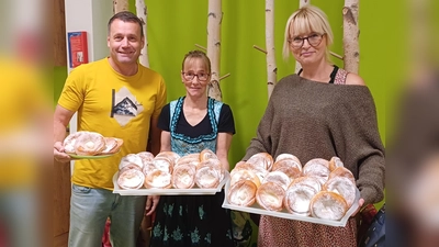 Uwe Bergmann vom Förderverein überbrachte die 60 bestellten Küchel in die Kita St. Vitus. Küchenkraft Korinna Hartinger (Mitte) und die Leiterin der Kita Birgit Kumeth (rechts) freuten sich schon darauf den Kindern die schmackhaften Küchel zu servieren. (Bild: Sarah Flierl)