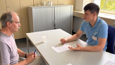 Nikolas Dietzel, wissenschaftlicher Mitarbeiter im Projekt digiDEM Bayern, bei einem Demenz-Screeningtest. (Bild: Lucas Westermann/digiDEM Bayern)