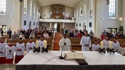 Zahlreiche Besucher beim Gottesdienst in der Kirche Hl. Familie in Weiherhammer im Rahmen des Tages der Pfarreiengemeinschaft. (Bild: Lisa Ziegler)