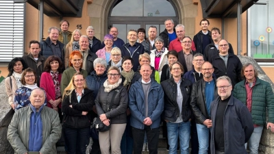 Schülerjahrgang 1974/75 mit Lehrer Hermann Saller (vorne links) und Rektor Wolfgang Bodensteiner (vorne rechts) (Bild: Leonie Pöpperl)