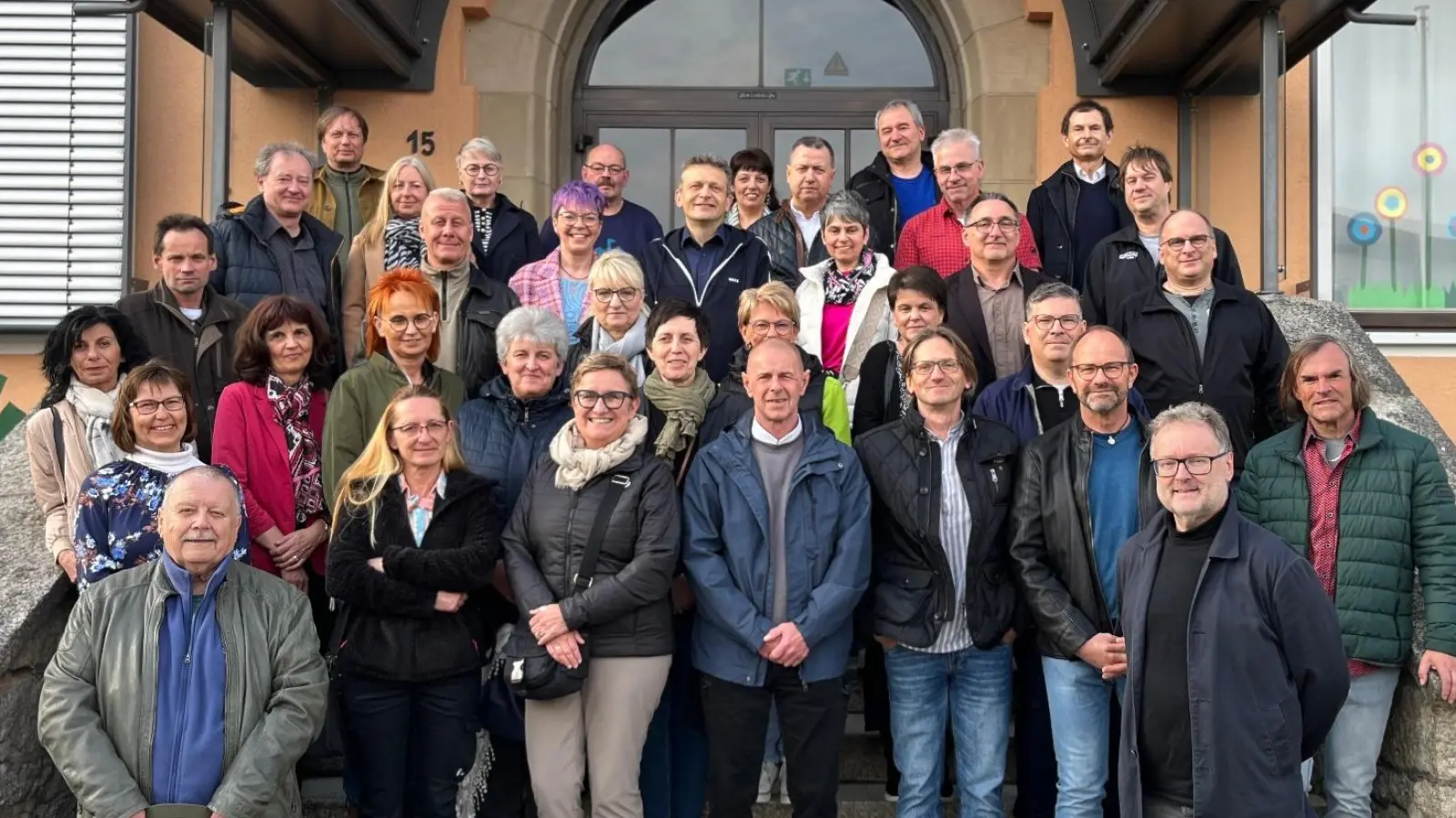Schülerjahrgang 1974/75 mit Lehrer Hermann Saller (vorne links) und Rektor Wolfgang Bodensteiner (vorne rechts) (Bild: Leonie Pöpperl)