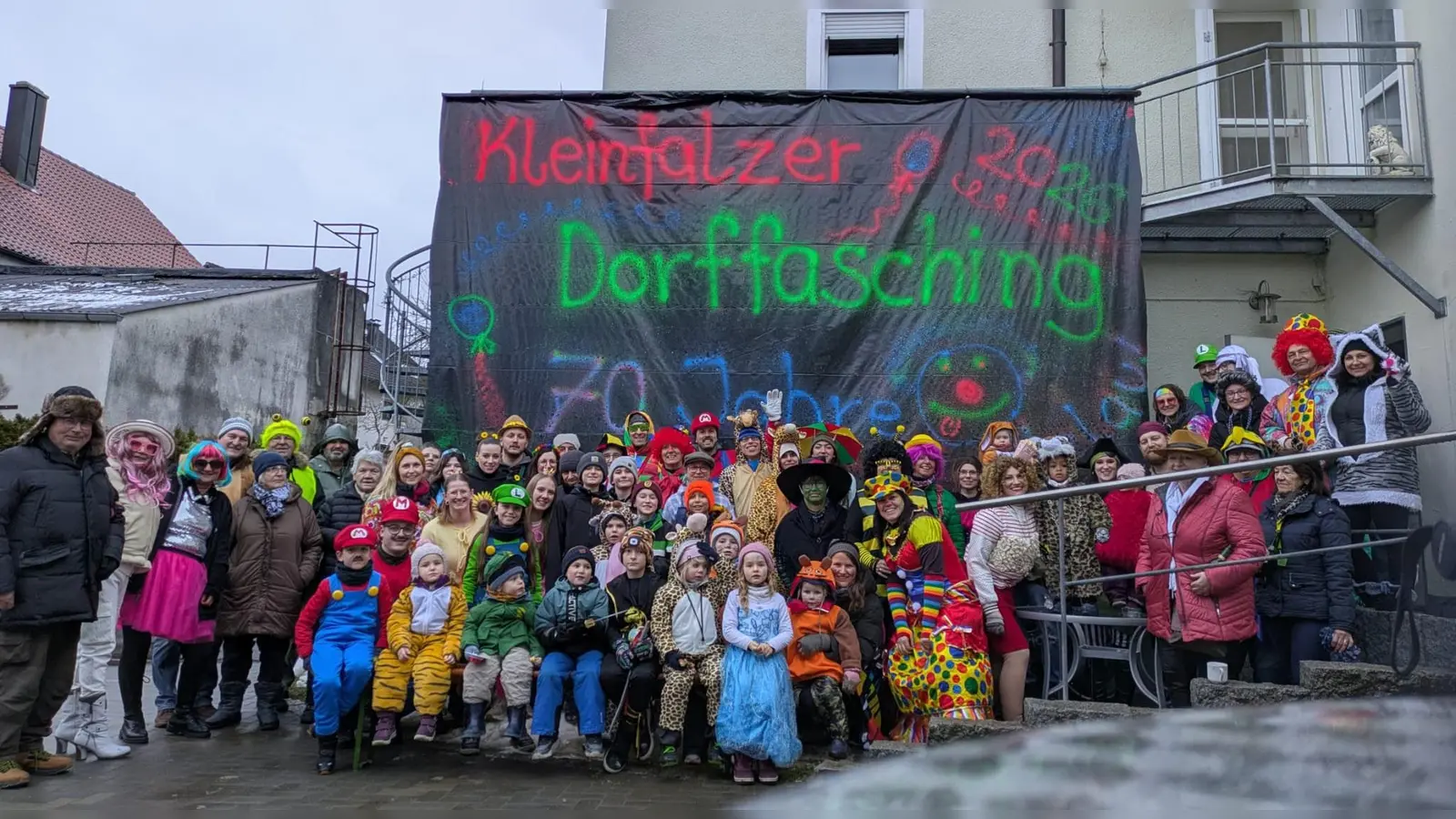 Über 70 „Maschkerer” feierten 70 Jahre Dorffasching in Kleinfalz (Bild: Gerda Donhauser)