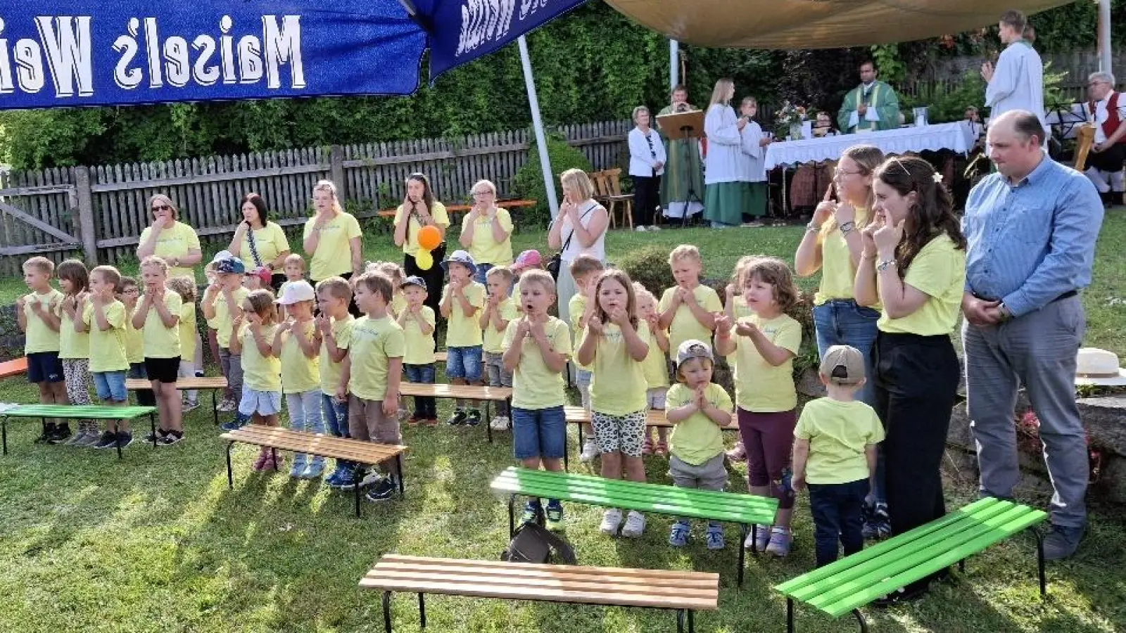 Die Kinder des Kinderhauses Sankt Josef gestalteten den Gottesdienst im Pfarrgarten mit. (Bild: Josef Söllner)