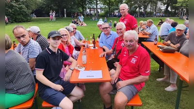 zum Bild: rechte Bankreihe: Zweiter: 1. Vorsitzender FC Weiden Ost Franz Bäumler Dritter: 1. Vorsitzender FC Weiden-Ost Förderverein David Eckert links daneben: Geschäftsführer GKS Weiherhammer Dr. Rainer Gallersdörfer. (Bild: Hans Forster)