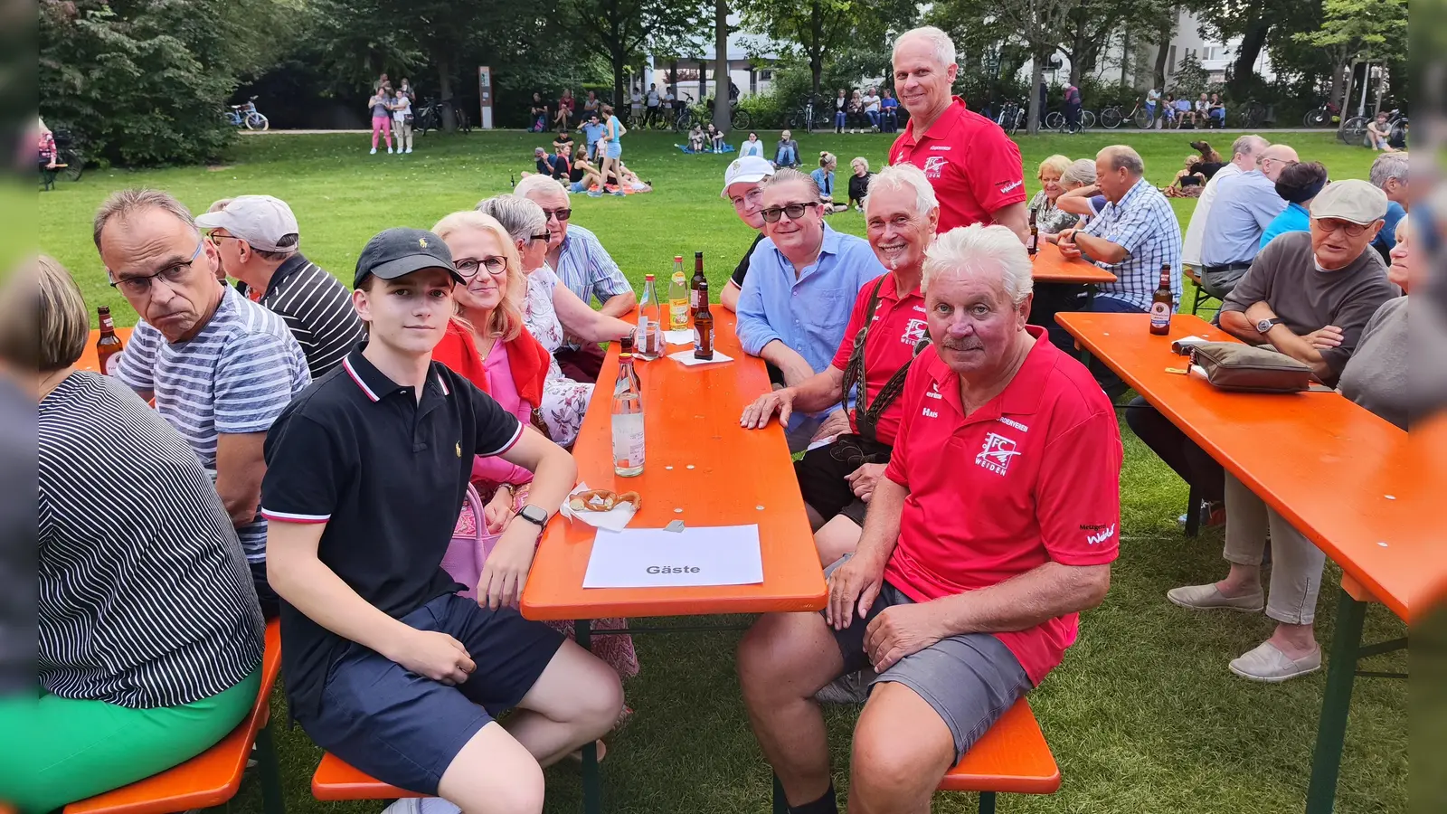 zum Bild: rechte Bankreihe: Zweiter: 1. Vorsitzender FC Weiden Ost Franz Bäumler Dritter: 1. Vorsitzender FC Weiden-Ost Förderverein David Eckert links daneben: Geschäftsführer GKS Weiherhammer Dr. Rainer Gallersdörfer. (Bild: Hans Forster)