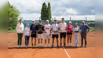 Siegerehrung (von links): Peter Hofauer (Turnierleitung), Elisabeth Gruber (1. Bürgermeisterin Gemeinde Kümmersbruck), Leonard Evers (2. Sieger U16m [TC Schießgraben Augsburg]), Linus Cura (1. Sieger U16m [TB Erlangen]), Ihor Malakov (3. Platz U21m [ASV Neumarkt]), Samuel Kapko (2. Sieger U21m [1. FC Nürnberg]), Aiden Spoolder (1. Sieger U21m [TC Rot-Weiß Freising]), Amilia Leara Gross (2. Siegerin U14w [Bad Neuenahr]), Anna-Lia Kimmerling (1. Siegerin U14w [TC Neutraubling]), Thomas Kick (1. Vorstand TC Kümmersbruck) (Bild: Andreas Pastuska, SignaLight Photography)
