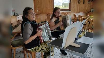 Die Hobby - Musikerinnen Emma Weber und Erika Meyer  (Bild: Maria Kick)