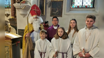 „Nach getaner Tat“ präsentierte sich der Nikolaus zusammen mit den Ministranten und Pater Samuel. (Bild: Herbert Ziegler)