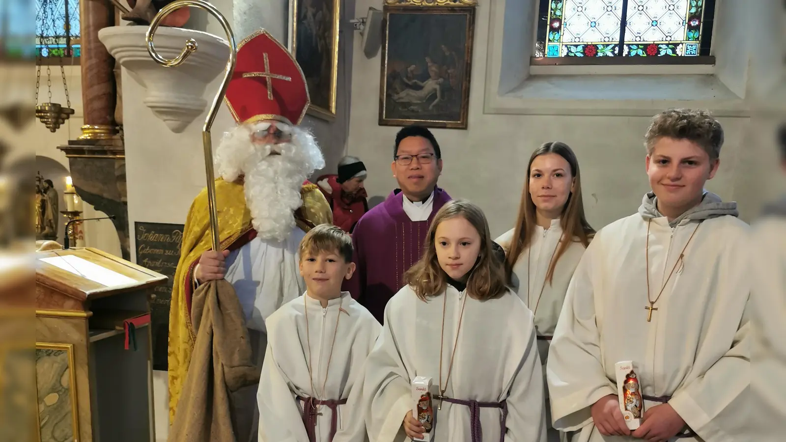 „Nach getaner Tat“ präsentierte sich der Nikolaus zusammen mit den Ministranten und Pater Samuel. (Bild: Herbert Ziegler)