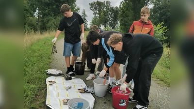 Klasse 8a beim Kategorisieren des Mülls (Bild: Heike Krafczyk)