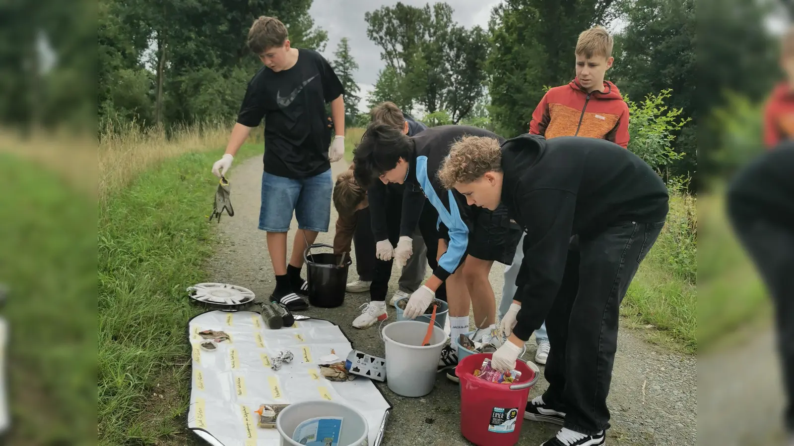 Klasse 8a beim Kategorisieren des Mülls (Bild: Heike Krafczyk)