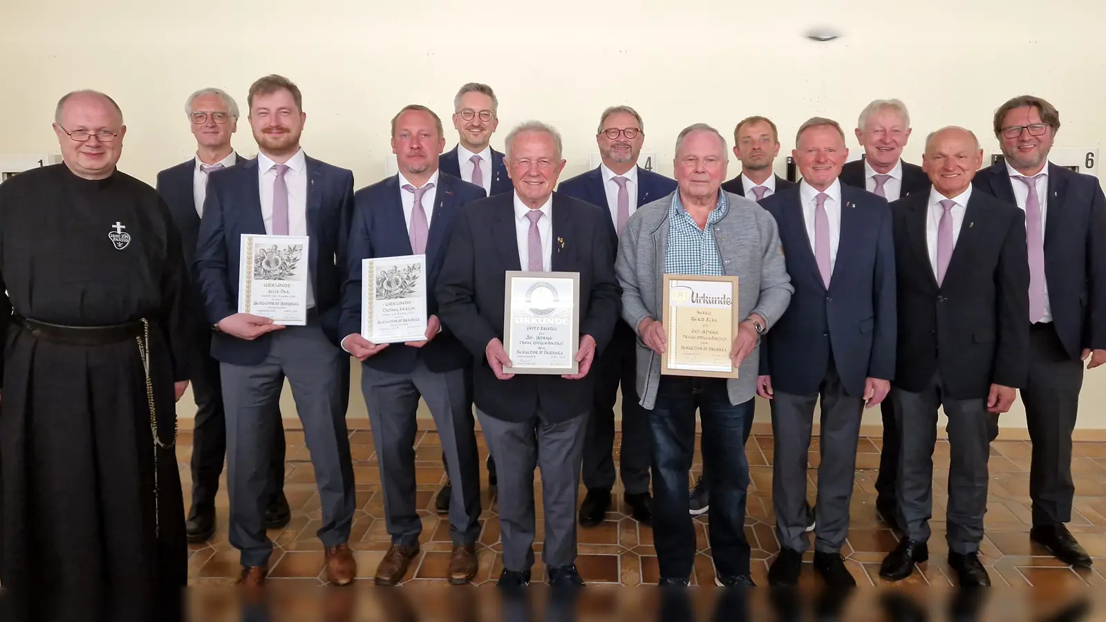 Die Vorstandschaft des Bergchores mit Jubilaren (vorne Mitte) und den neu aufgenommenen Sängern (links). (Bild: mab)