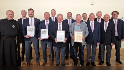 Die Vorstandschaft des Bergchores mit Jubilaren (vorne Mitte) und den neu aufgenommenen Sängern (links) (Bild: Manfred Bäumler)