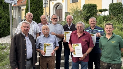 Stellv. Kreisvorsitzender Gerhard Lenhart, (links), 2.Vorsitzender Philipp Meindl (rechts) mit den geehrten Gründungsmitglieder. (Bild: Nadine Blau)