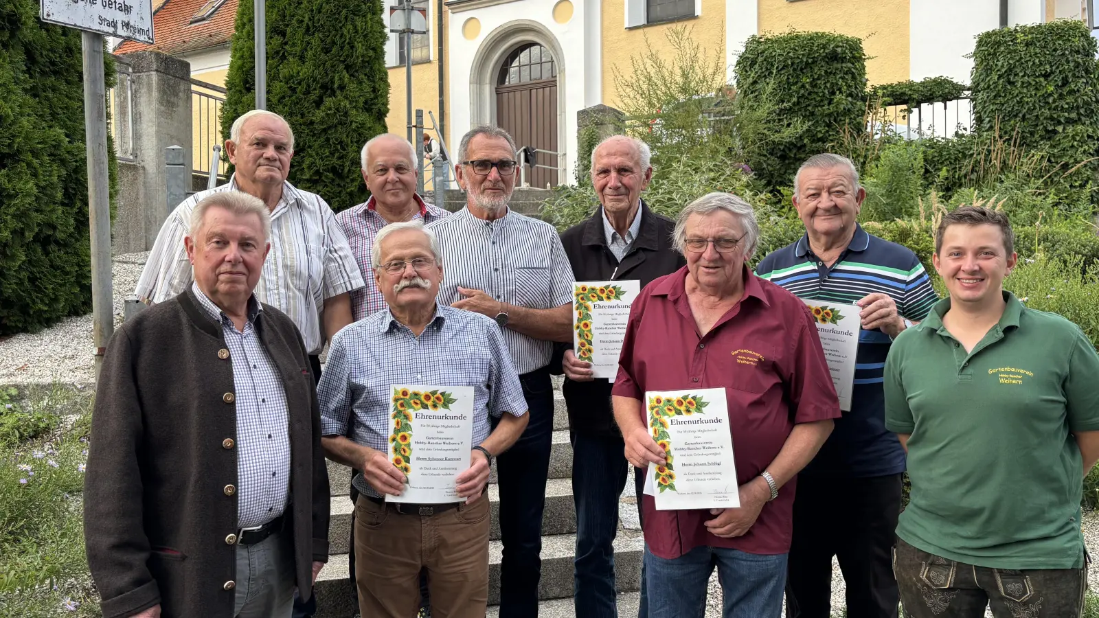 Stellv. Kreisvorsitzender Gerhard Lenhart, (links), 2.Vorsitzender Philipp Meindl (rechts) mit den geehrten Gründungsmitglieder. (Bild: Nadine Blau)