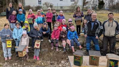 Die Kinder waren stolz auf ihre Nistkästen. Das Bild zeigt v. r. Michael Würstl, Gerd König, Carolin Gley; zweite v.l. Hanna Schmelber (Bild: Martin Exner)