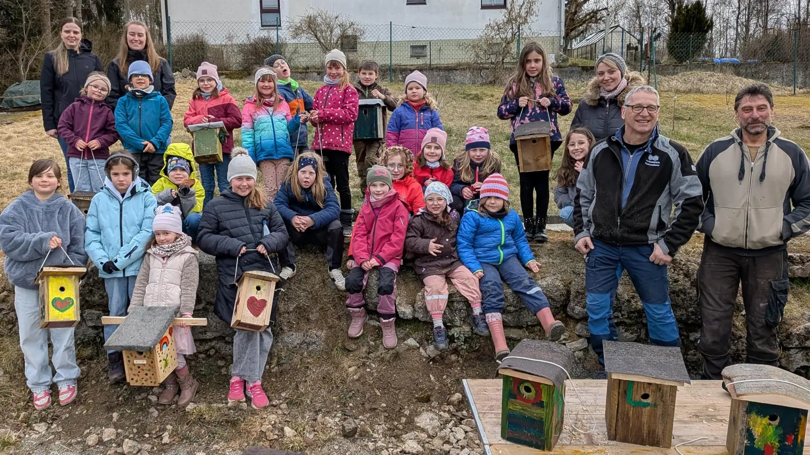 Die Kinder waren stolz auf ihre Nistkästen. Das Bild zeigt v. r. Michael Würstl, Gerd König, Carolin Gley; zweite v.l. Hanna Schmelber (Bild: Martin Exner)