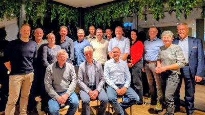 Der neue Vorstand des Fördervereins. Sitzend, v.r.: Mirko Streich, Vinzenz Rahn und Bernd Helgert. Stehend, v.r.: Franz Stahl, Rosi Rahn, Helmut Wolfrum, Verena Gründl, Andreas Ackermann, Walter Siegert, Johannes Klinger, Christoph Schober, Markus Frötschl, Wolfgang Braun, Petra-Klebl-Denk, Johannes Bartl, Stefan Gründl. Nicht im Bild: Monika Arbter-Hubrich. Foto: Sabine Ackermann (Bild: Mirko Streich)