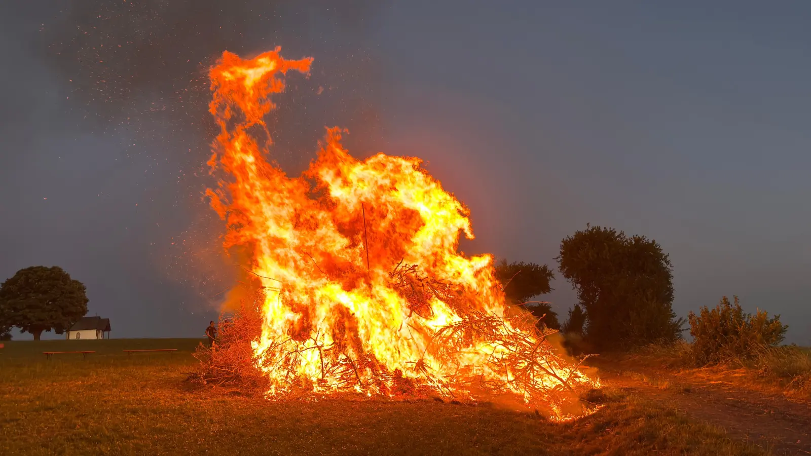 Die Muglhofer Feuerwehr entzündete auch heuer wieder auf dem Dreifaltigkeitsberg beim Birnbeiml ein Johannisfeuer. (Bild: Robert Ronke)