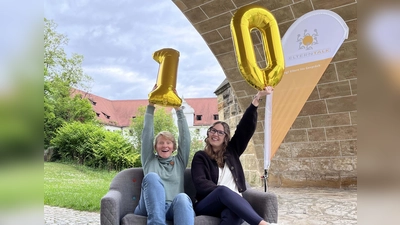 Seit zehn Jahren bietet die Kommunale Jugendarbeit Amberg-Sulzbach erfolgreich das Präventionsprojekt Elterntalk im Landkreis an. Anita Kinscher und Magdalena Geitner freuen sich riesig (v.l.). (Bild: Martina Beierl)