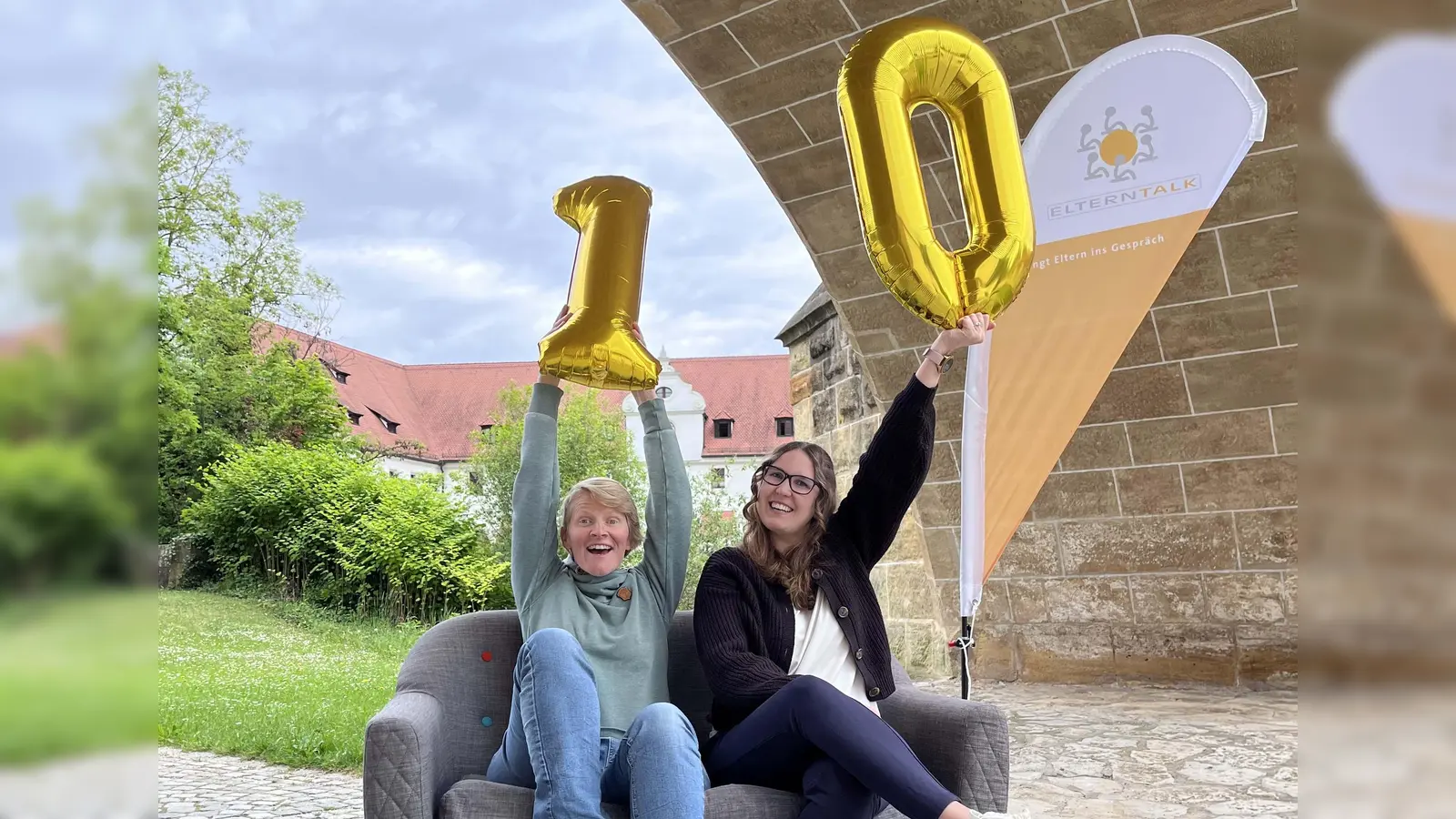 Seit zehn Jahren bietet die Kommunale Jugendarbeit Amberg-Sulzbach erfolgreich das Präventionsprojekt Elterntalk im Landkreis an. Anita Kinscher und Magdalena Geitner freuen sich riesig (v.l.). (Bild: Martina Beierl)