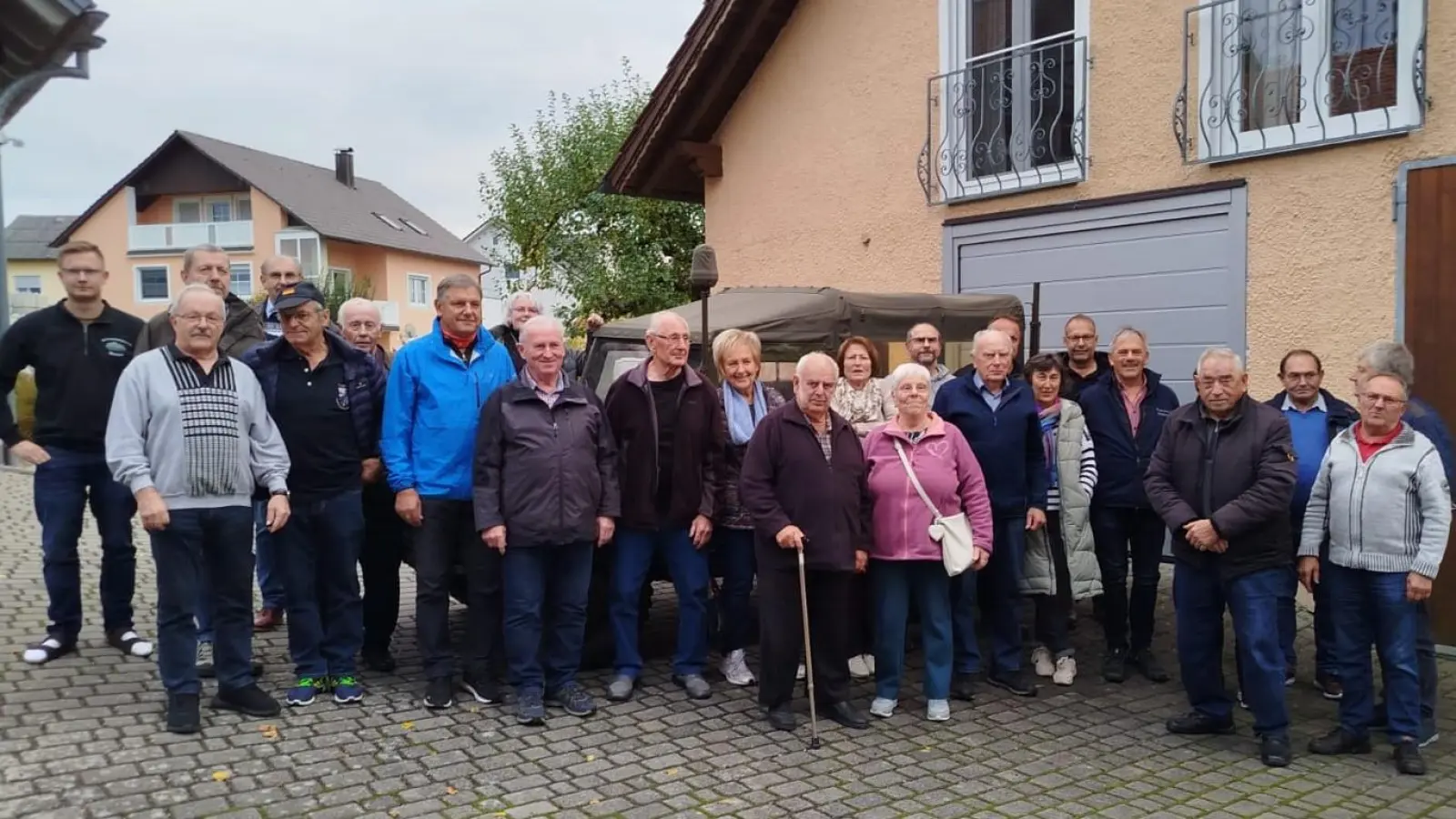 Die Besucher des Militärmuseums in Seebarn mit Wolfgang Stengel (vorne 4. v. links).  (Bild: Ludwig Dirscherl )