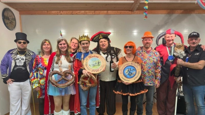 Die neuen närrischen Hoheiten der SG Edelweiß Wolfsbach mit Erstem Schützenmeister Heiner Graf (r.) und dem Hofnaar Johann Wolfsteiner (2.v.r.) von der Hohenburger Prinzengarde. (Bild: Tamara Reichert)