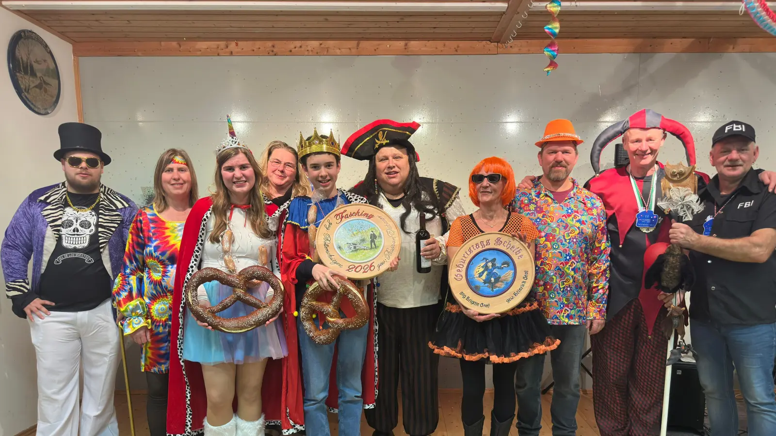 Die neuen närrischen Hoheiten der SG Edelweiß Wolfsbach mit Erstem Schützenmeister Heiner Graf (r.) und dem Hofnaar Johann Wolfsteiner (2.v.r.) von der Hohenburger Prinzengarde. (Bild: Tamara Reichert)