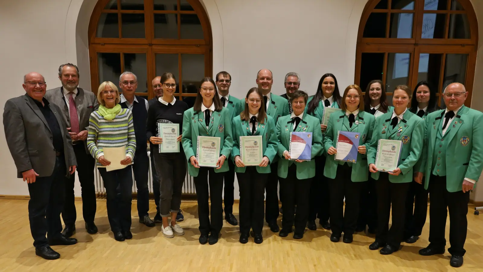 Die Geehrten mit Bezirksvorsitzenden des Nordbayerischen Musikbundes Gerhard Engel (vorn links) und Bürgermeister Frank Zeitler, sowie Pfarrer Hannes Lorenz (Bildmitte) und 1. Vorsitzenden Joseph Ferstl sen. (rechts). (Bild: Franz Wagner)