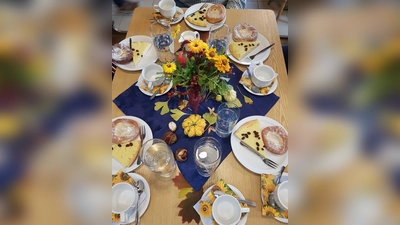 Herbstlich dekorierte Tische, Kaffee, Kirchweihkuchen und Küchln, dazu interessante Geschichten zu den Bräuchen der Oberpfalz - diese Elemente ergaben einen gelungenen Nachmittag für die DJK-Senioren und die KDFB-Turnerfrauen (Bild: Herma Krettner)