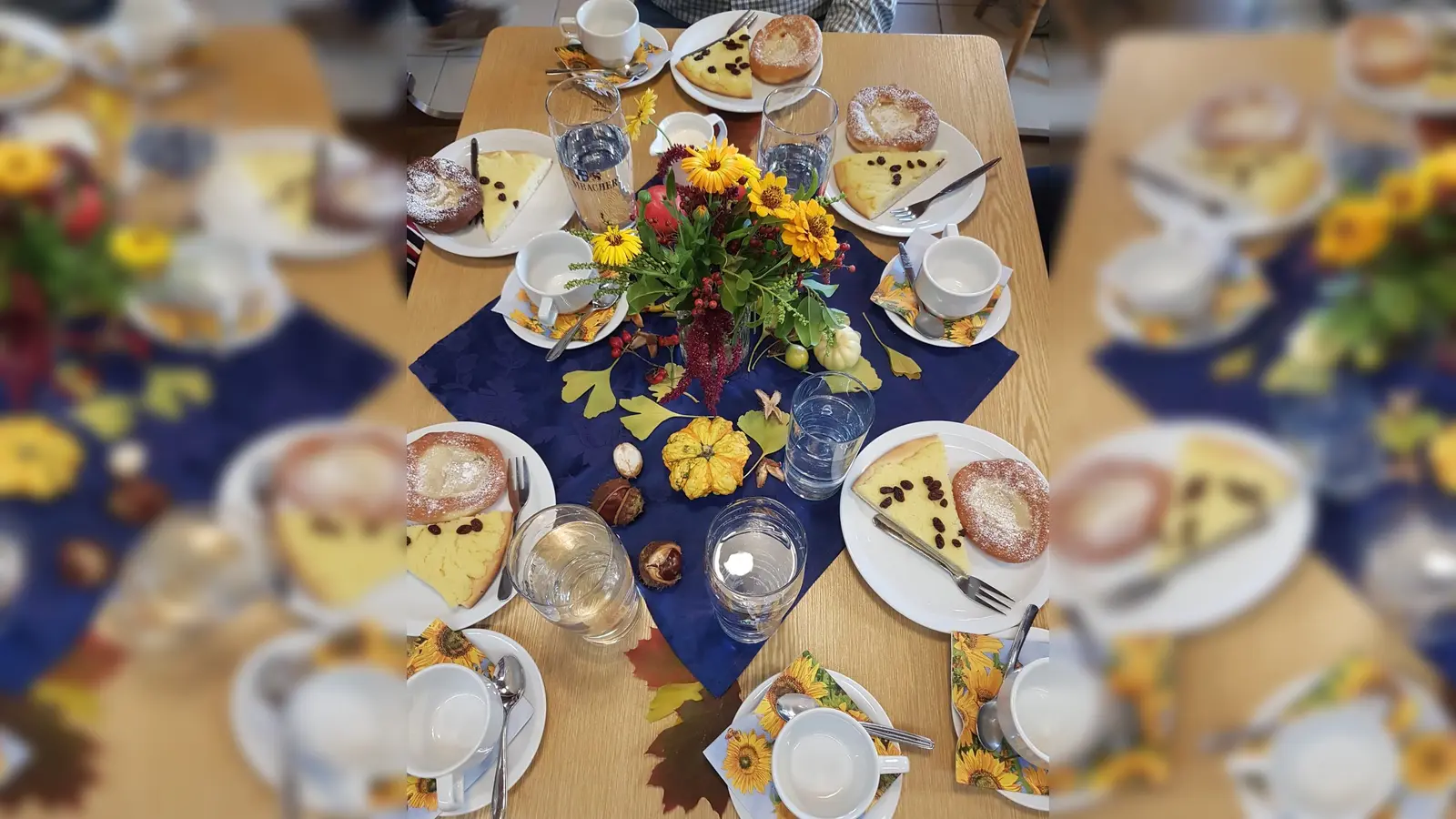 Herbstlich dekorierte Tische, Kaffee, Kirchweihkuchen und Küchln, dazu interessante Geschichten zu den Bräuchen der Oberpfalz - diese Elemente ergaben einen gelungenen Nachmittag für die DJK-Senioren und die KDFB-Turnerfrauen (Bild: Herma Krettner)