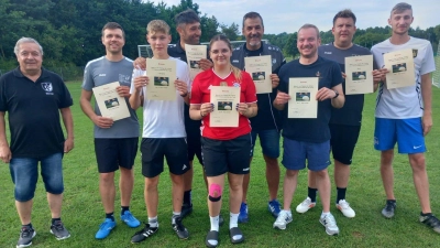 Die Mannschaftsführer der erfolgreichen Mannschaften mit Turnierleiter Werner Pflamminger (links) (Bild: Manfred Bäumler)