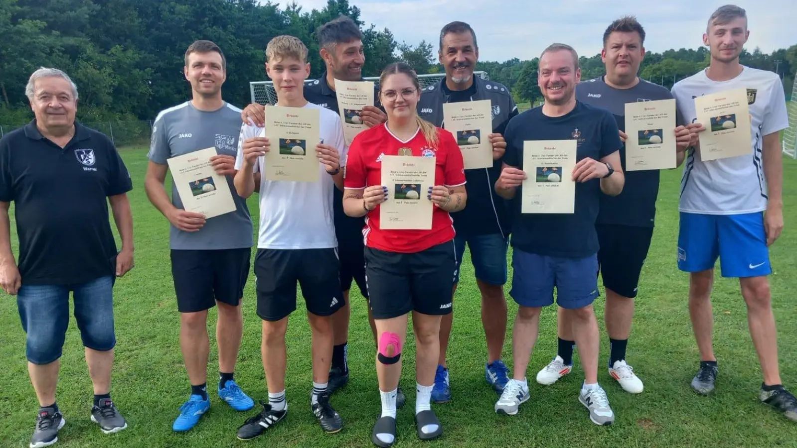 Die Mannschaftsführer der erfolgreichen Mannschaften mit Turnierleiter Werner Pflamminger (links) (Bild: Manfred Bäumler)